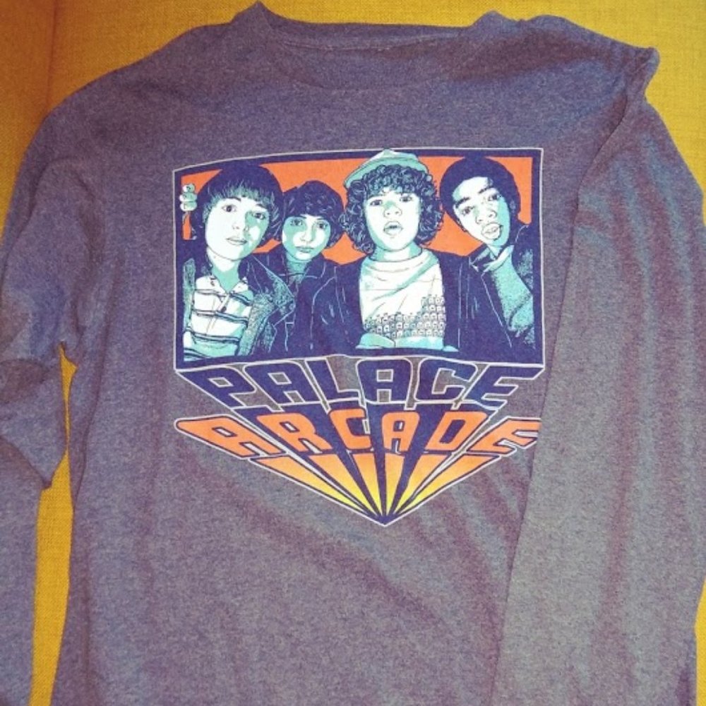 Stranger Things Palace Arcade Gray Long sleeve T-shirt top Size Medium